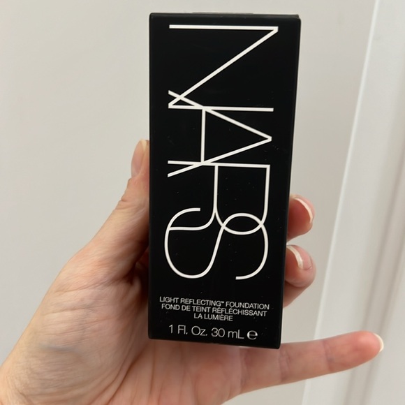 NARS light reflecting advanced skincare foundation - Picture 3 of 3